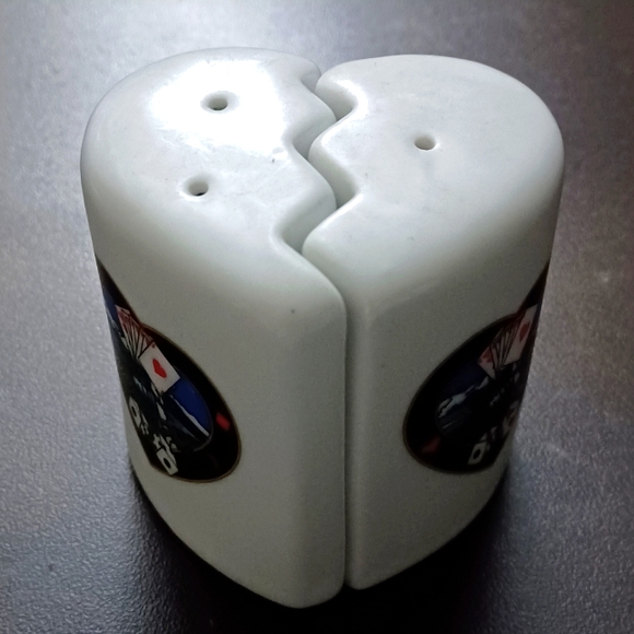Niagara falls village ceramic, heart shaped salt and pepper shakers. - Picture 1 of 4